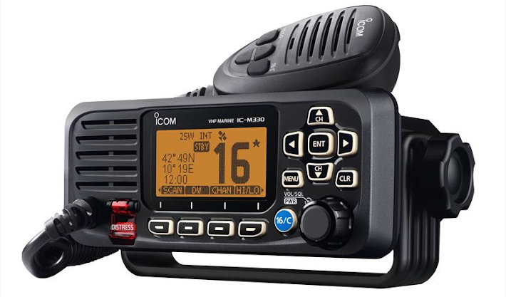 Un tipico apparato nautico VHF, notate il pulsante che accede direttamente al canale 16