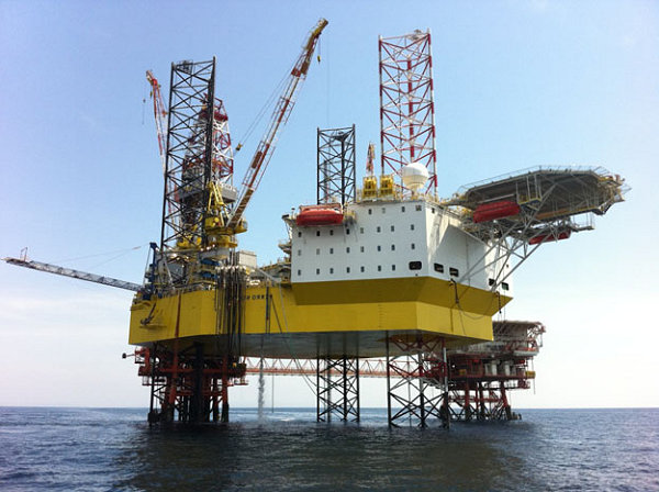 Una piattaforma off-shore con piazzola per elicotteri